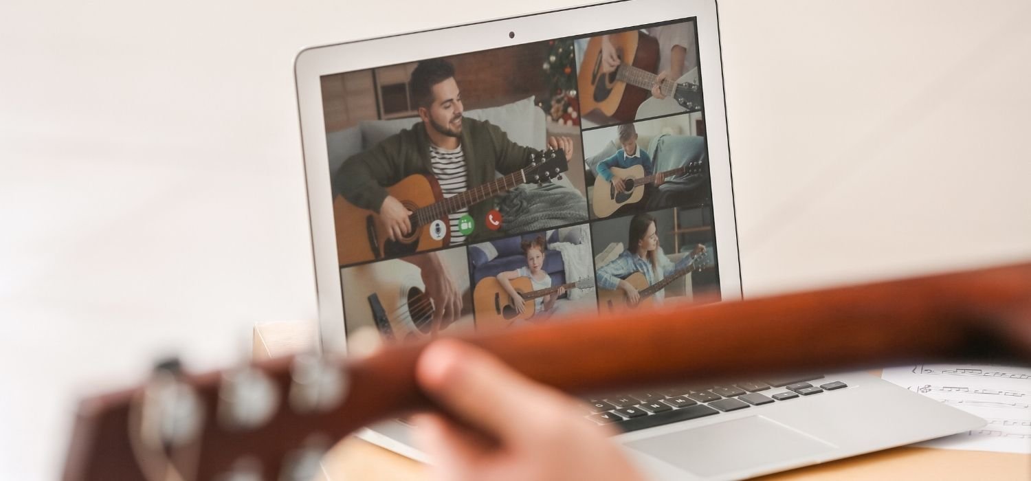 La música le da…